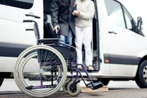 Wózek inwalidzki obok samochodu