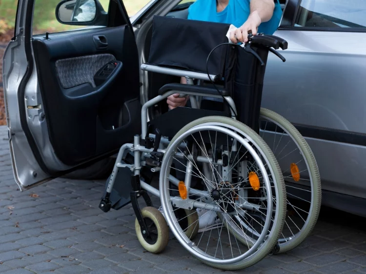 Wózek inwalidzki przed samochodem