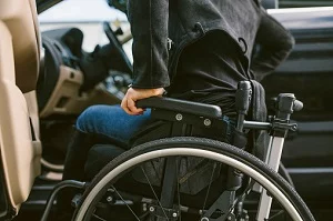 Człowiek wstający z wózka inwalidzkiego